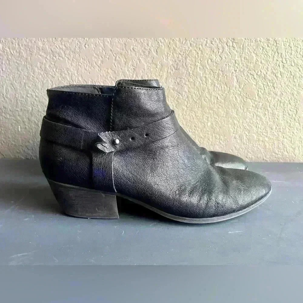 Clarks‎ Black Size 9.5 Heel Leather Boots Pointed Toe with Zipper Women